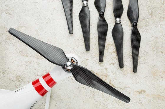 Drone propeller selvstrammende